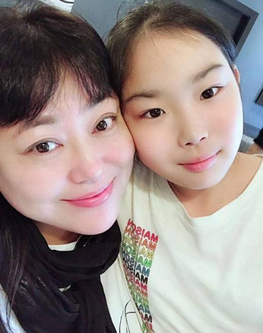 李菁菁|李菁菁与小男友秀恩爱，男友对她撒娇甜喊宝贝，怒怼网友要做自己