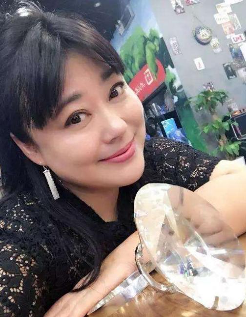 李菁菁|李菁菁与小男友秀恩爱，男友对她撒娇甜喊宝贝，怒怼网友要做自己