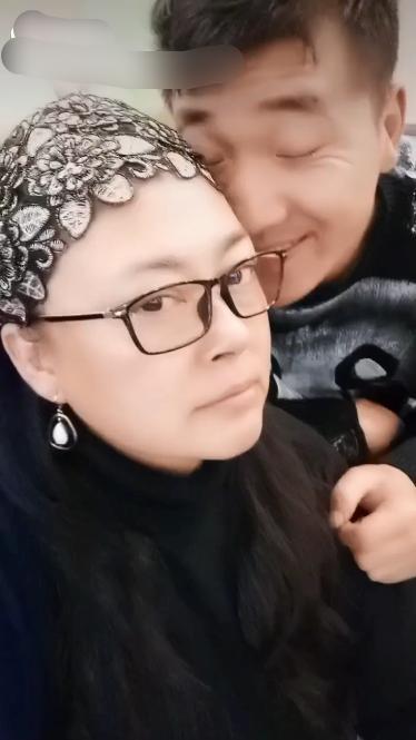 李菁菁|李菁菁与小男友秀恩爱，男友对她撒娇甜喊宝贝，怒怼网友要做自己