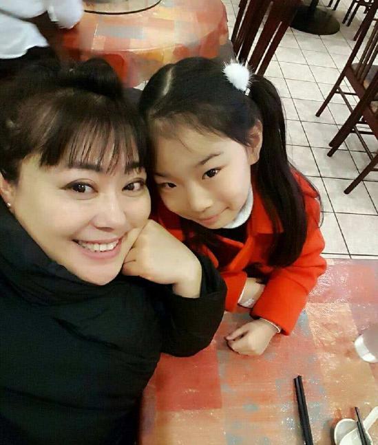 李菁菁|李菁菁与小男友秀恩爱，男友对她撒娇甜喊宝贝，怒怼网友要做自己