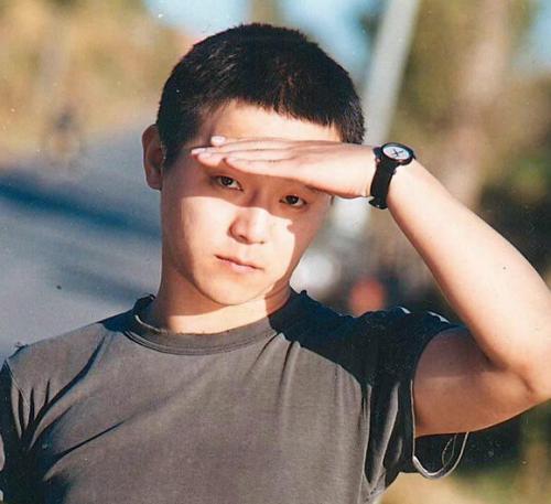 窦唯|偶遇50岁窦唯与神秘美女吃饭，身材发福头发半秃嘴巴嚼个不停