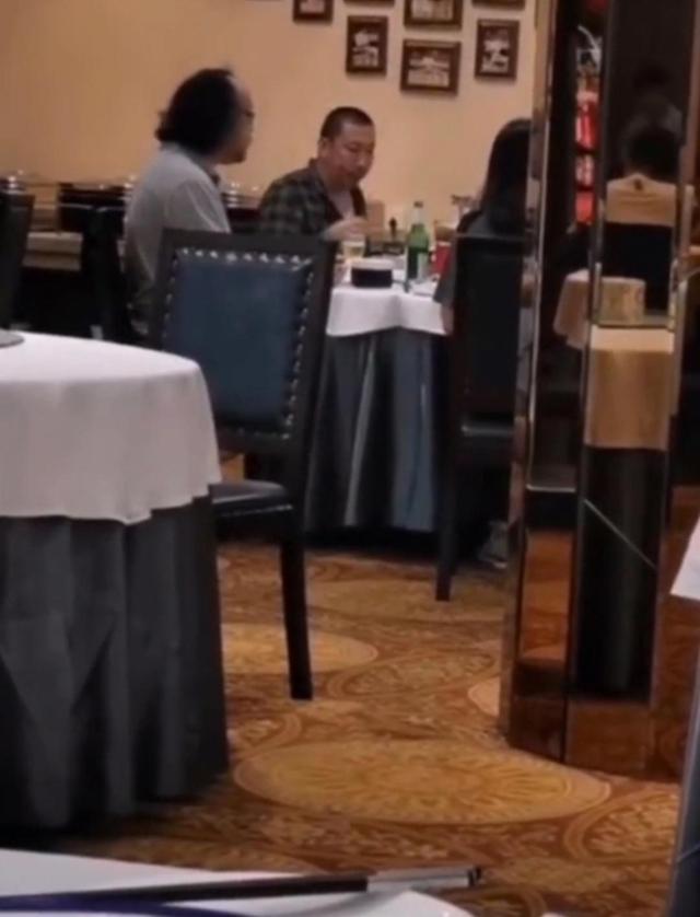 窦唯|偶遇50岁窦唯与神秘美女吃饭，身材发福头发半秃嘴巴嚼个不停