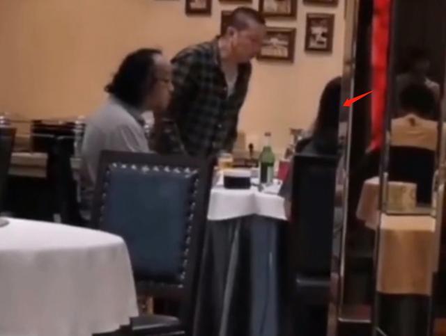 窦唯|偶遇50岁窦唯与神秘美女吃饭，身材发福头发半秃嘴巴嚼个不停