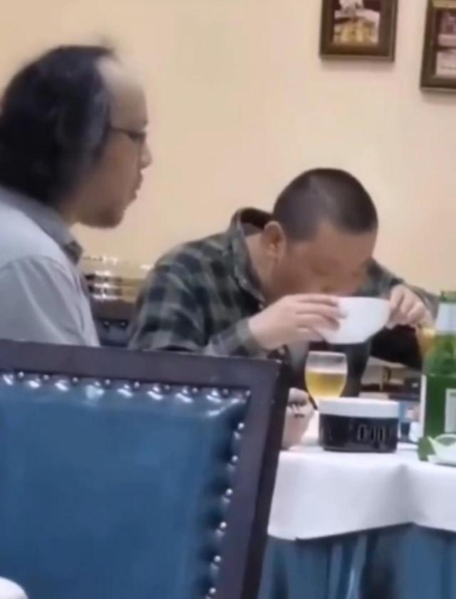 窦唯|偶遇50岁窦唯与神秘美女吃饭，身材发福头发半秃嘴巴嚼个不停