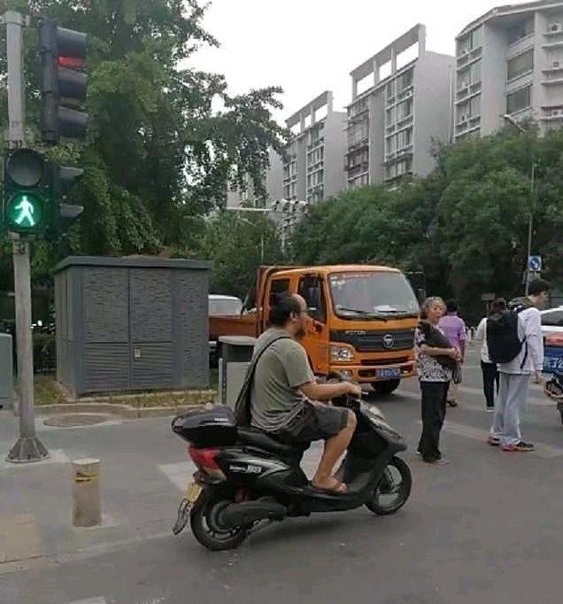 窦唯|偶遇50岁窦唯与神秘美女吃饭，身材发福头发半秃嘴巴嚼个不停