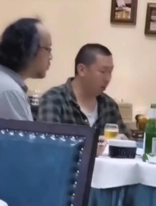 窦唯|偶遇50岁窦唯与神秘美女吃饭，身材发福头发半秃嘴巴嚼个不停