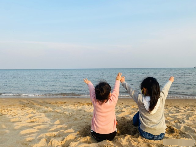 董璇|董璇带女儿海边度假，小酒窝沙滩练瑜伽秀一字马，身体柔韧度赞爆