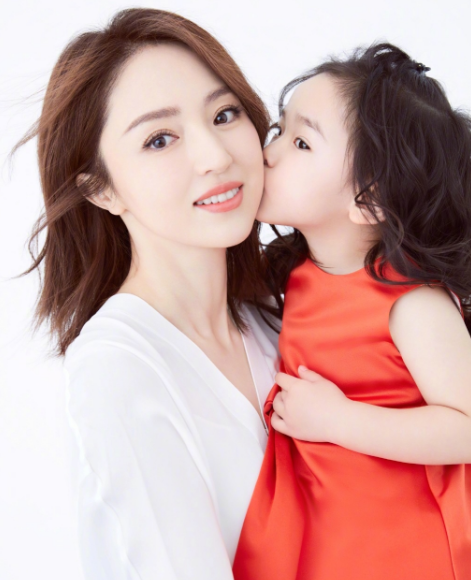 董璇|董璇带女儿海边度假，小酒窝沙滩练瑜伽秀一字马，身体柔韧度赞爆