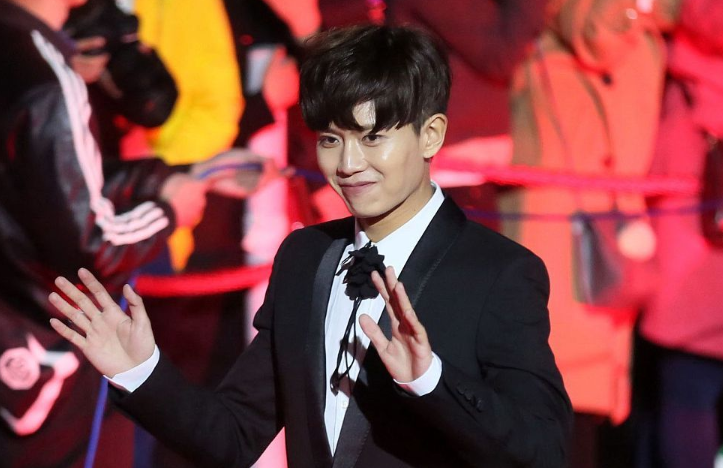 朱一龙|朱一龙否认隐婚生子被指避重就轻，遭网红怒骂：当爹不敢认没骨气