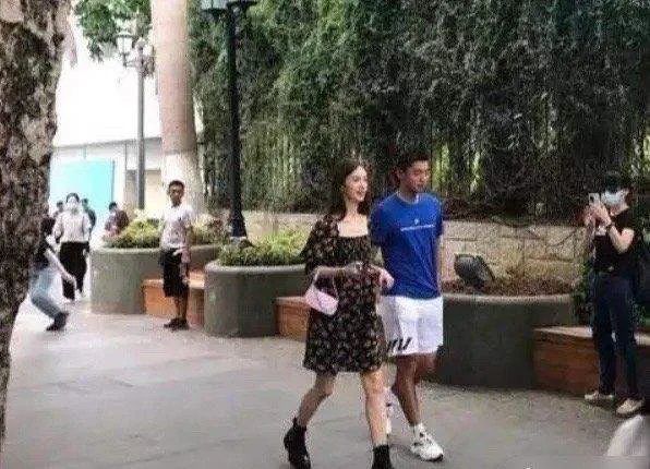 金晨|她终于傍上条粗腿了