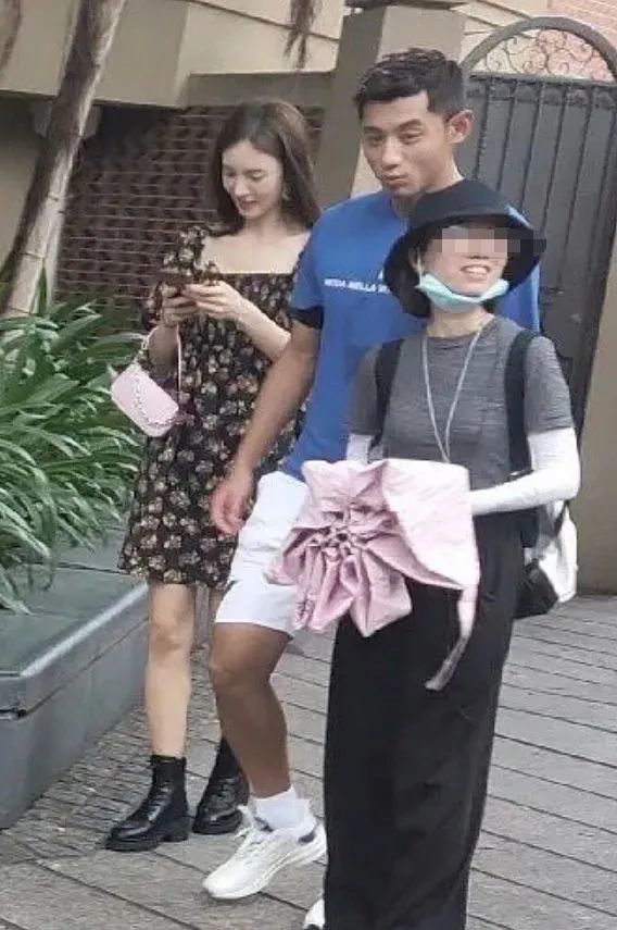 金晨|她终于傍上条粗腿了