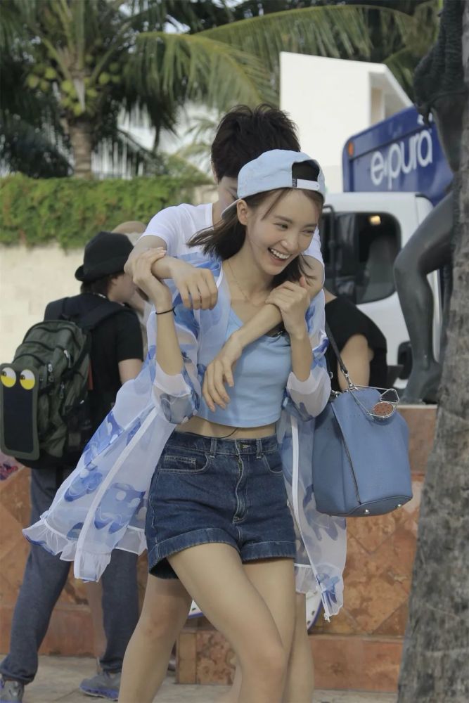 金晨|她终于傍上条粗腿了