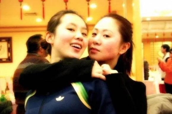 金晨|她终于傍上条粗腿了