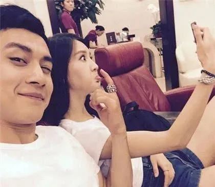 金晨|她终于傍上条粗腿了