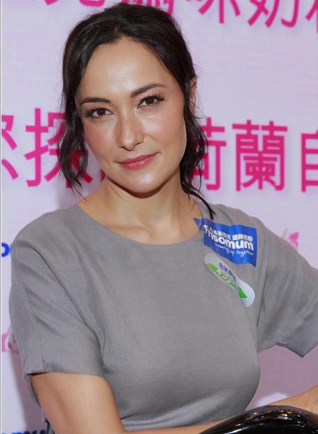 混血果然老得快 吴彦祖老婆颜值崩坏 发际线后移一脸皱纹像男人 腾讯新闻