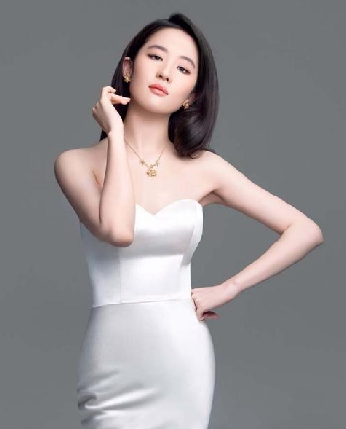 刘亦菲|那些年刘亦菲穿过的白色抹裙，从18岁到33岁，气质变化明显