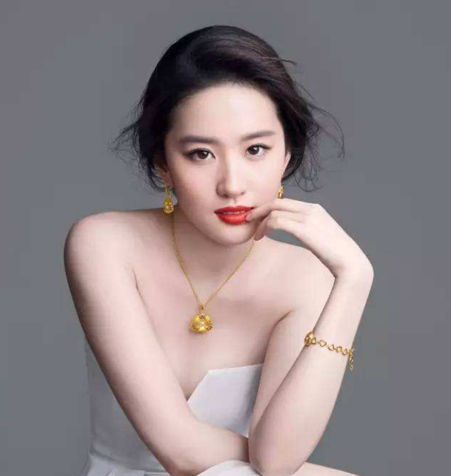 刘亦菲|那些年刘亦菲穿过的白色抹裙，从18岁到33岁，气质变化明显