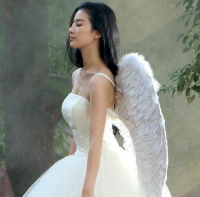 刘亦菲|那些年刘亦菲穿过的白色抹裙，从18岁到33岁，气质变化明显