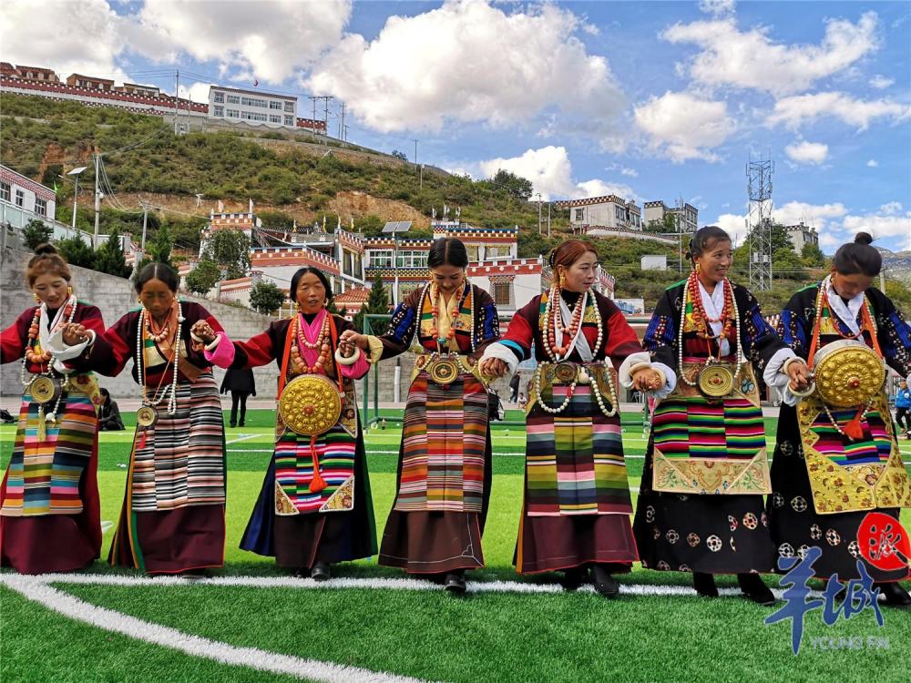 四川康巴乡城从贫困县到净土香巴拉