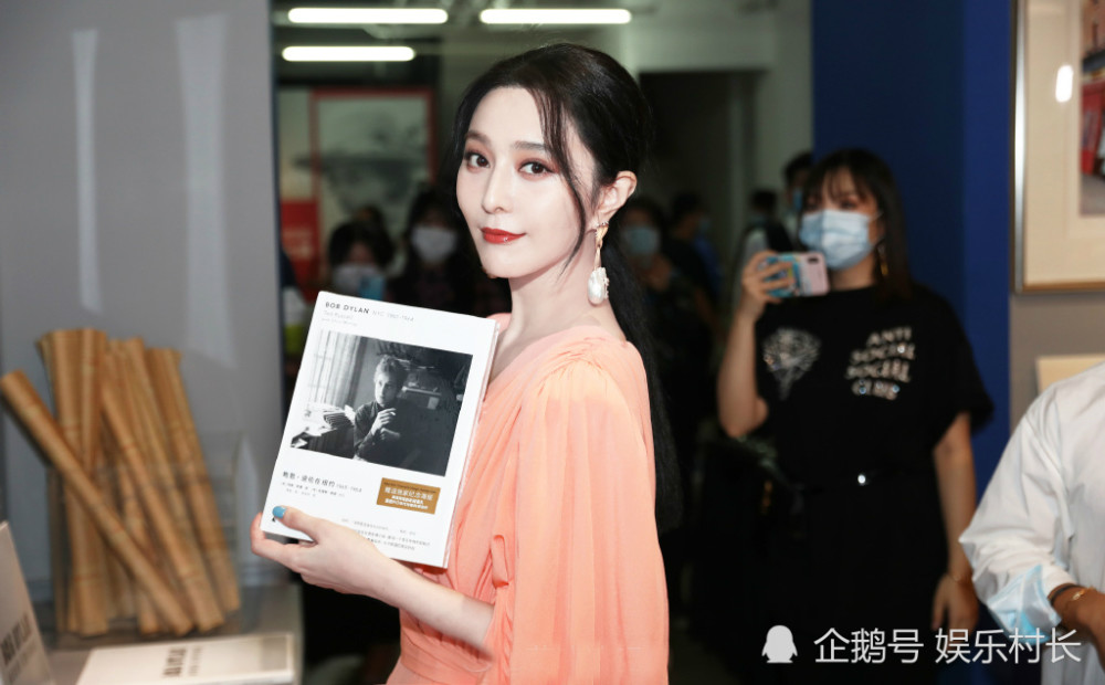 范冰冰|范冰冰参加上海时装周，被特殊照顾显大花身份，与马苏同框全程避嫌无交流