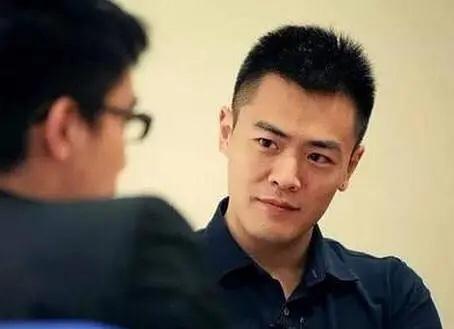 刘銮雄|刘銮雄反骨儿子帅而多金，偏爱灰姑娘，放弃10年的妻子和龙凤胎