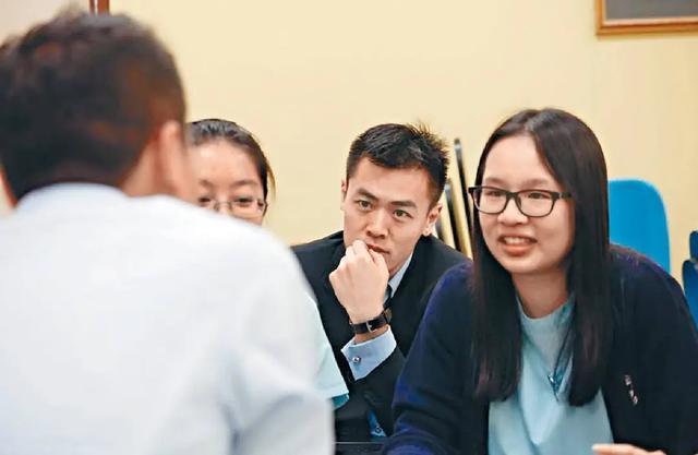 刘銮雄|刘銮雄反骨儿子帅而多金，偏爱灰姑娘，放弃10年的妻子和龙凤胎