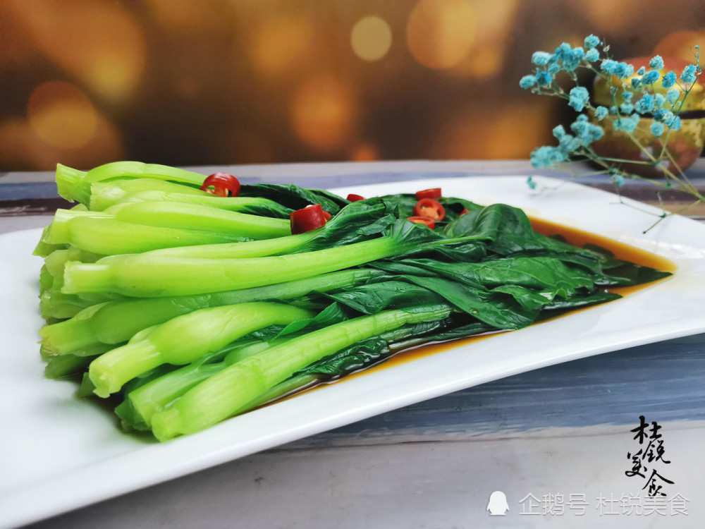 5,把放凉的味汁用小勺沿盘边浇淋进盘内,表面点缀红彩椒小丁,这道白灼