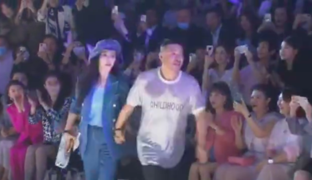 范冰冰|范冰冰看秀与造型师甜蜜牵手，对方男友力爆棚，搂肩呵护好绅士