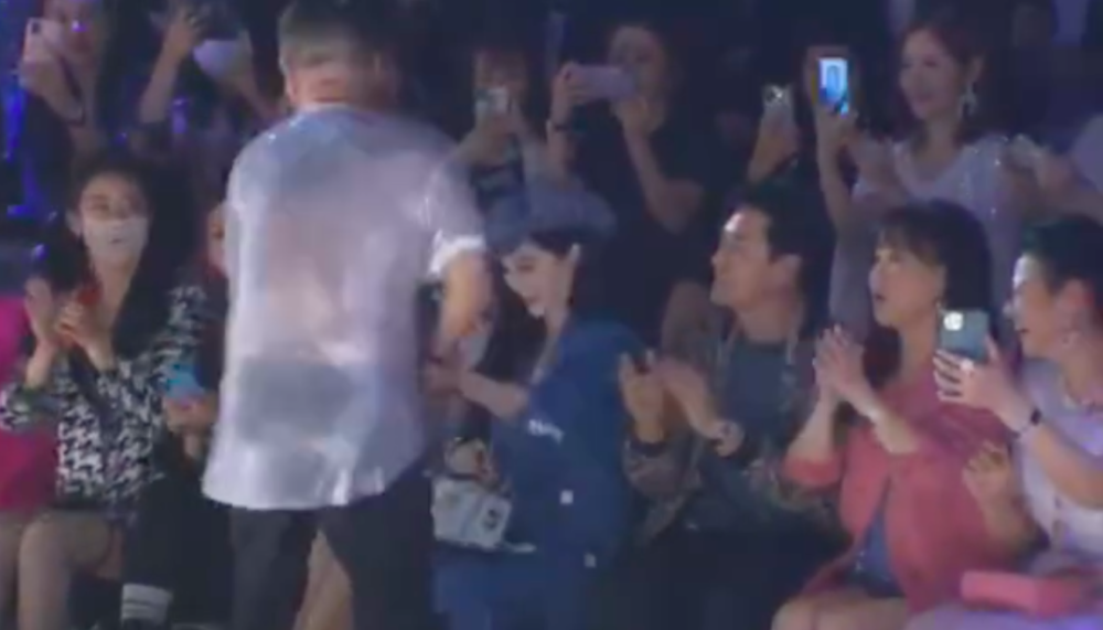 范冰冰|范冰冰看秀与造型师甜蜜牵手，对方男友力爆棚，搂肩呵护好绅士