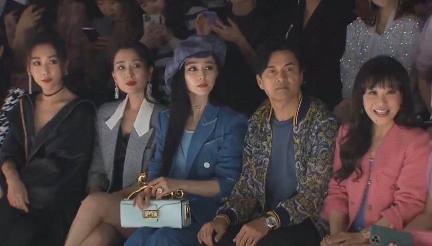 范冰冰|范冰冰看秀与造型师甜蜜牵手，对方男友力爆棚，搂肩呵护好绅士