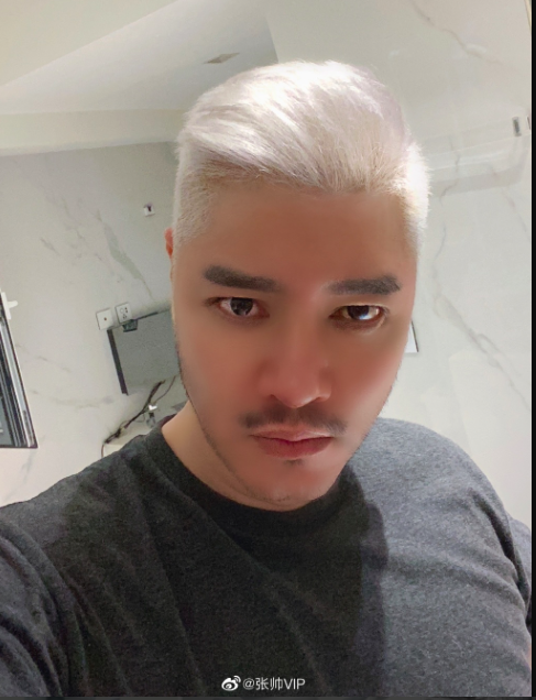 范冰冰|范冰冰看秀与造型师甜蜜牵手，对方男友力爆棚，搂肩呵护好绅士