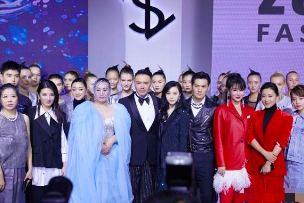 范冰冰|范冰冰看秀与造型师甜蜜牵手，对方男友力爆棚，搂肩呵护好绅士