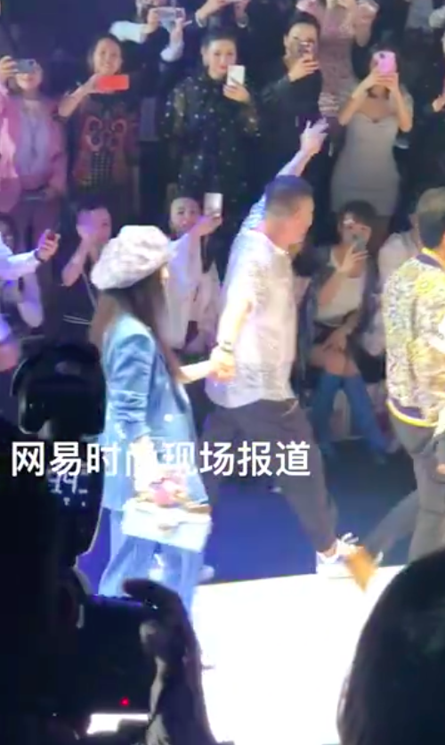 范冰冰|范冰冰看秀与造型师甜蜜牵手，对方男友力爆棚，搂肩呵护好绅士