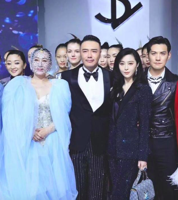 范冰冰|范冰冰看秀与造型师甜蜜牵手，对方男友力爆棚，搂肩呵护好绅士