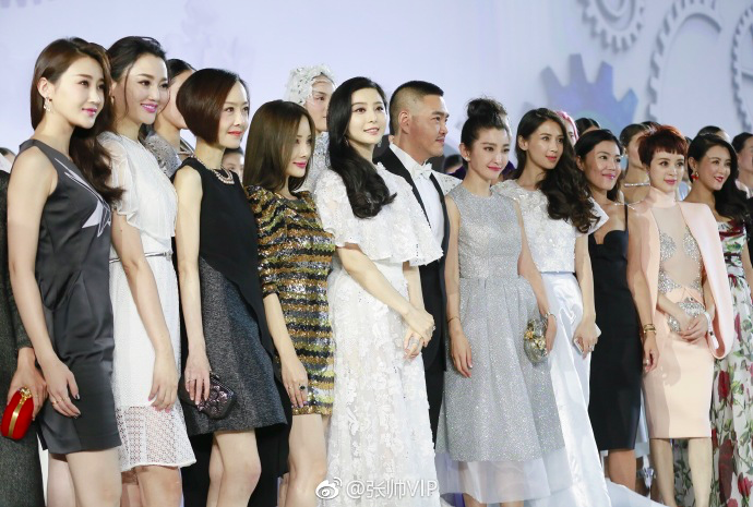 范冰冰|范冰冰看秀与造型师甜蜜牵手，对方男友力爆棚，搂肩呵护好绅士