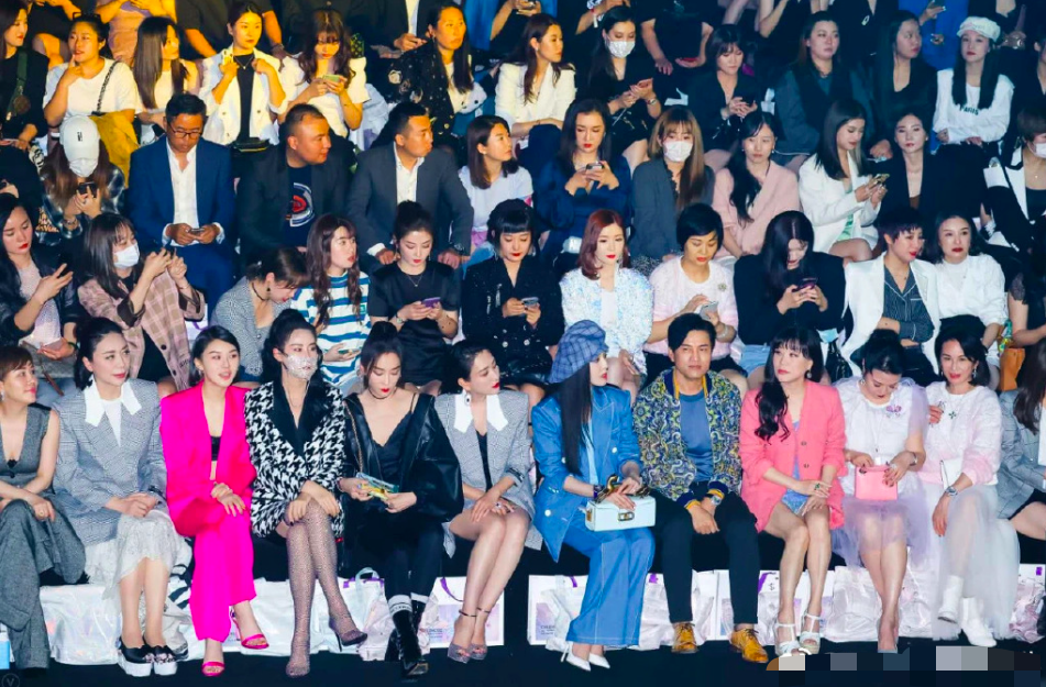 范冰冰|范冰冰看秀与造型师甜蜜牵手，对方男友力爆棚，搂肩呵护好绅士