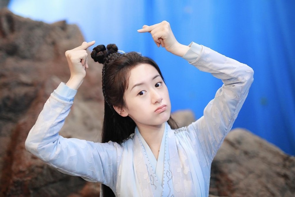 袁冰妍古装撞脸赵丽颖俏皮灵动片场花絮曝光花式比心宠粉