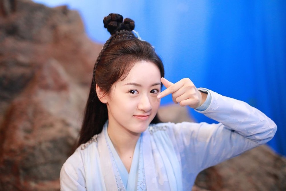 袁冰妍古装撞脸赵丽颖俏皮灵动片场花絮曝光花式比心宠粉