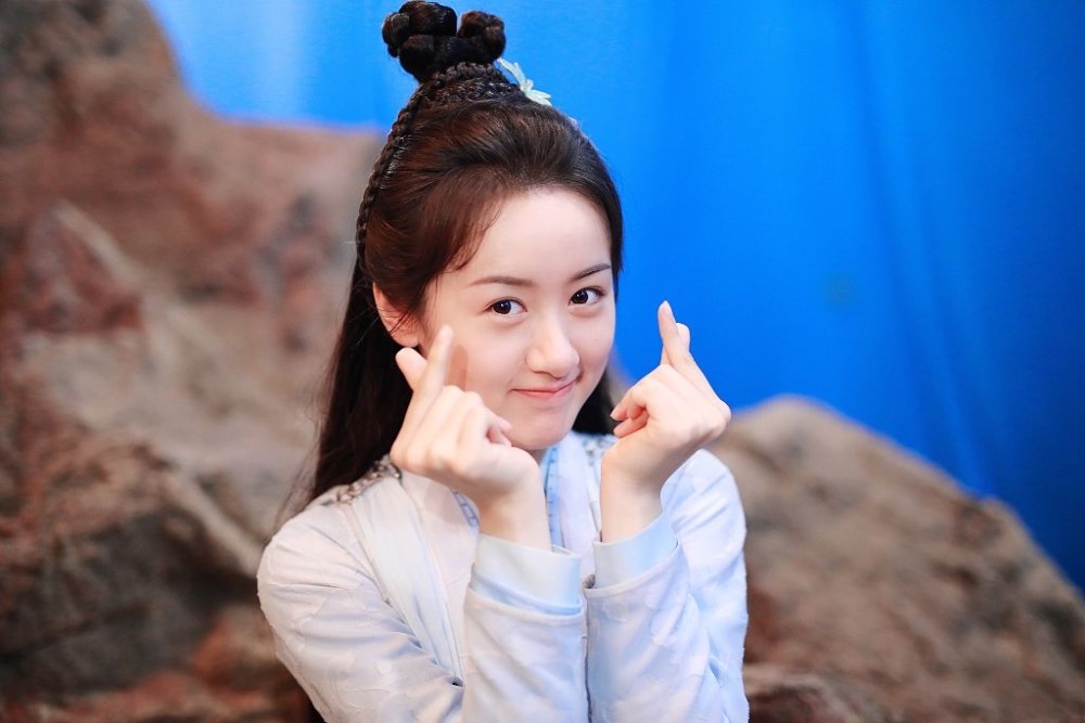 袁冰妍古装撞脸赵丽颖俏皮灵动片场花絮曝光花式比心宠粉