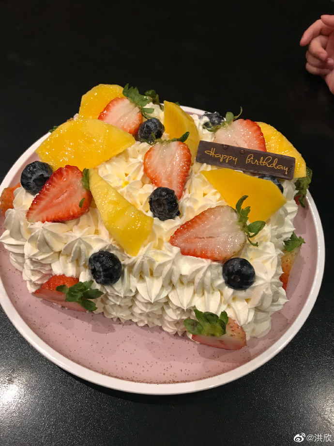 张丹峰|感情依旧！洪欣紧抱女儿为自己庆生，张丹峰张镐濂隔空送祝福