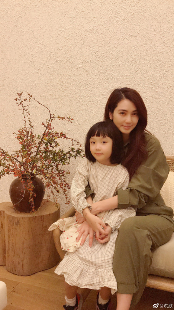 张丹峰|感情依旧！洪欣紧抱女儿为自己庆生，张丹峰张镐濂隔空送祝福