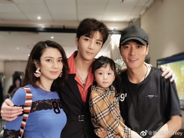 张丹峰|感情依旧！洪欣紧抱女儿为自己庆生，张丹峰张镐濂隔空送祝福