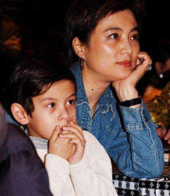 李玲玉|57岁李玲玉近况落魄？婚庆卖力演出显心酸，递话筒无人理反遭哄笑