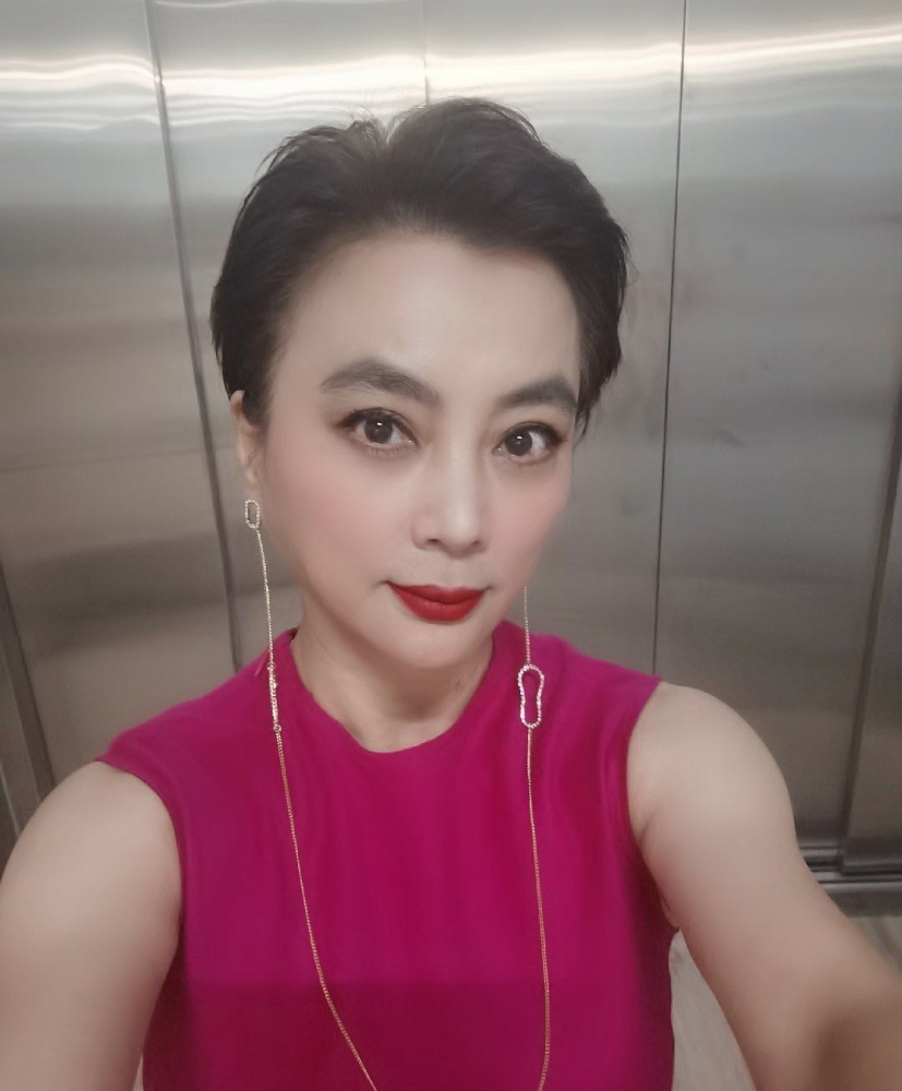 李玲玉|57岁李玲玉近况落魄？婚庆卖力演出显心酸，递话筒无人理反遭哄笑