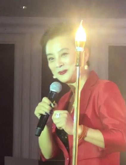 李玲玉|57岁李玲玉近况落魄？婚庆卖力演出显心酸，递话筒无人理反遭哄笑