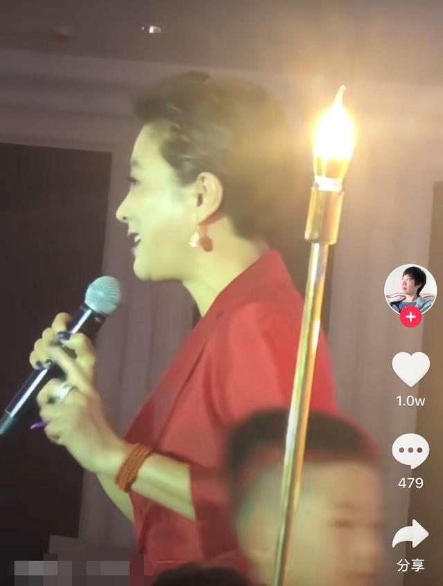 李玲玉|57岁李玲玉近况落魄？婚庆卖力演出显心酸，递话筒无人理反遭哄笑