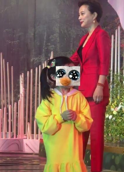 李玲玉|57岁李玲玉近况落魄？婚庆卖力演出显心酸，递话筒无人理反遭哄笑