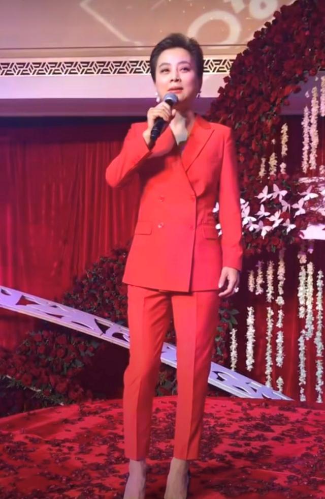 李玲玉|57岁李玲玉近况落魄？婚庆卖力演出显心酸，递话筒无人理反遭哄笑