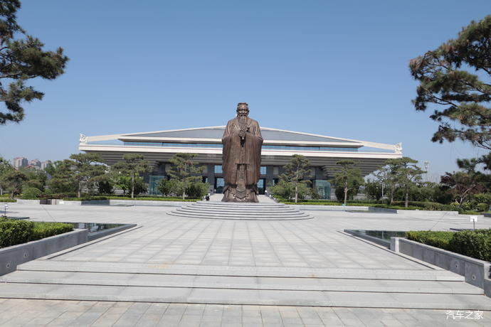 2/恢弘古雅—园区孔子博物馆位于曲阜中轴线大成路的南端,与世界