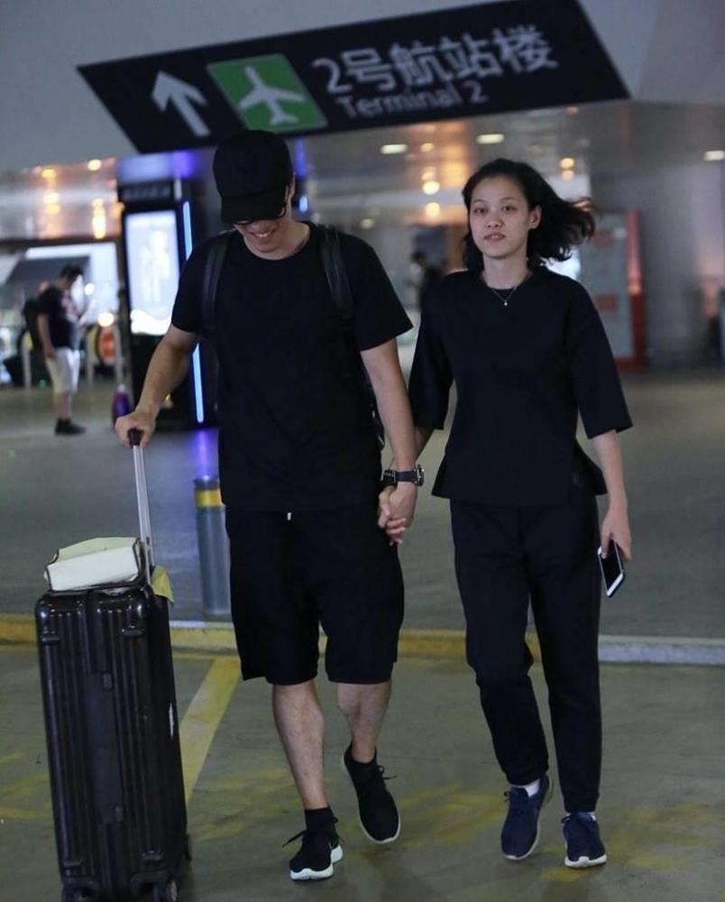 刘翔29岁前妻葛天晒照,皮肤吹弹可破,33岁现任吴莎却更年轻_腾讯新闻